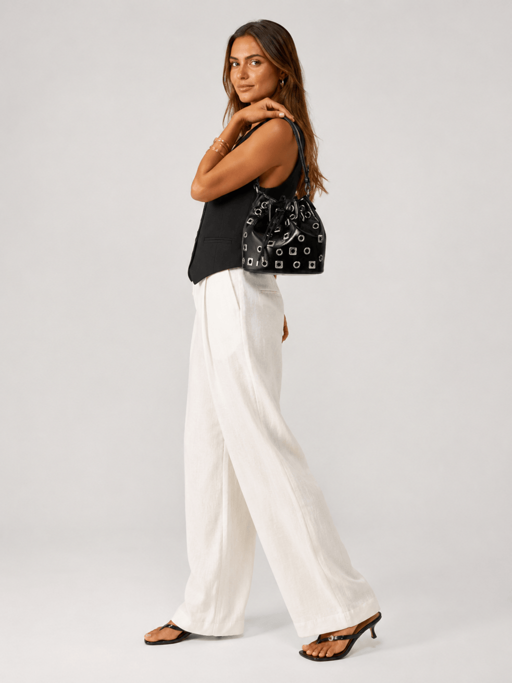 Bucket bag with eyelet