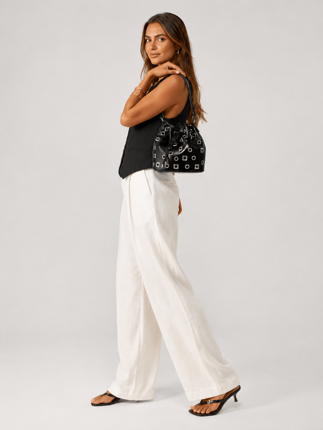 Bucket bag with eyelet